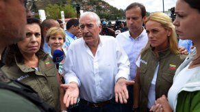 Expresidentes piden a López que levante la huelga de hambre