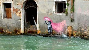 Banksy con su arte callejero llega a su manera a la Bienal de Arte de Venecia
