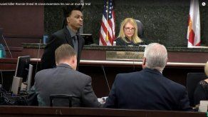 Ronnie Oneal III pudo interrogar a su hijo, que apareció por videoconferencia con un perro a su lado para apoyarle tras el crimen su casa en Florida.