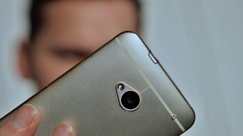 Brasileño muere al chocar cuando se hacía selfie con cuerpo fuera de vehículo