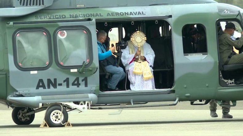 Iglesia Católica realiza sobrevuelo de bendición con el Santísimo Sacramento