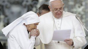 El papa Francisco vuelve a permitir que le besen su anillo El papa Francisco vuelve a permitir que le besen su anillo