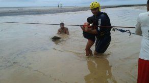 Rescatan a 20 personas atrapadas en una isleta por un río en San Carlos