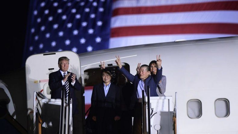 Trump recibe a los estadounidenses liberados por Pyongyang