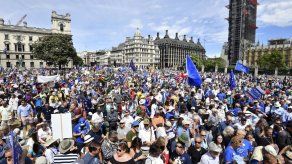 Exhortan a May a un Brexit sin acuerdo comercial