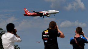 Un hombre intenta abrir la puerta de emergencia de un avión en pleno vuelo