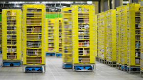 Robots mueven estanterías cargadas con productos en los almacenes de Amazon.