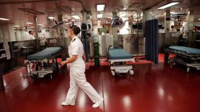 El buque hospital USNS Comfort atraca en Panamá para dirigirse a Colombia