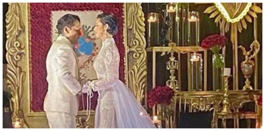 Nodal y Ángela en el altar.