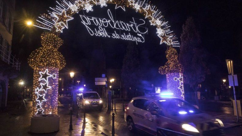 Francia arresta 5, busca a sospechoso de ataque Estrasburgo
