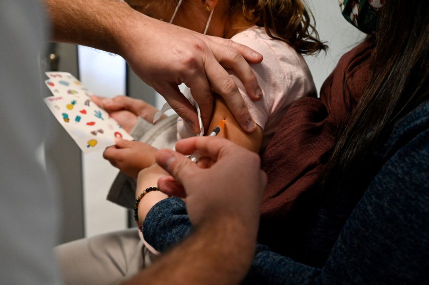 Una niña recibe una dosis de la vacuna Pfizer-BioNTech contra Covid-19 en el hospital Príncipe de Asturias de Alcalá en Madrid.