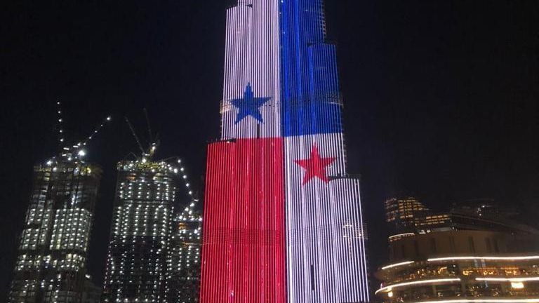 Bandera de Panamá es proyectada en el edificio más alto del mundo