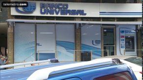 Clientes retiran dinero de las cuentas del Banco Universal