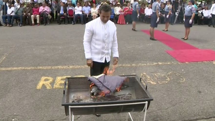 Realizan acto de cremación de banderas