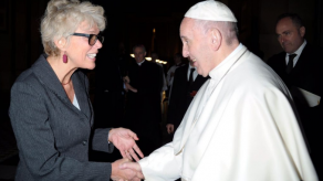 Papa designa a vocera para aumentar mujeres en Vaticano