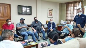 Reunión entre comisión del Gobierno y transportistas de carga agrícola en Chiriquí.