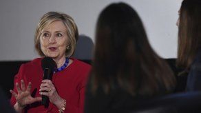 Citan a 38 personas en investigación de correos de Clinton