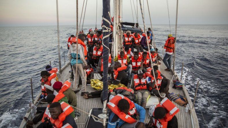 Italia impide arribo de barco humanitario con 54 migrantes