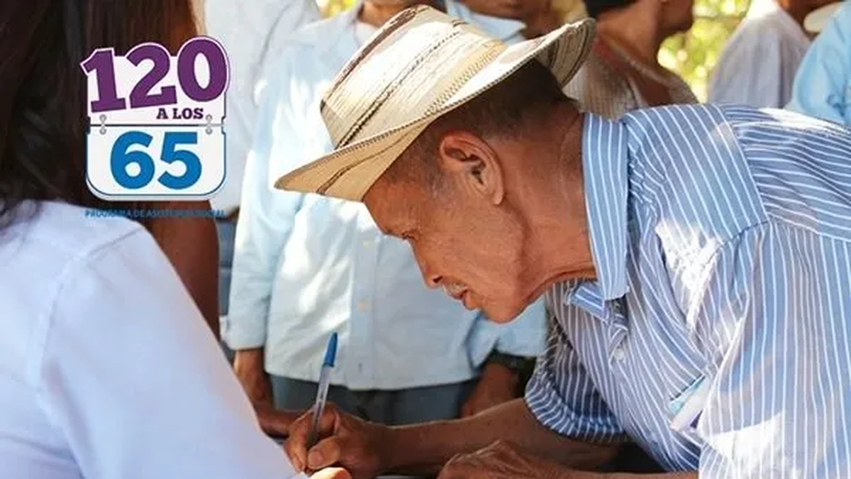 Adulto mayor firmando para recibir el pago del programa 120 a los 65 del MIDES Adulto mayor firmando para recibir el pago del programa 120 a los 65 del MIDES