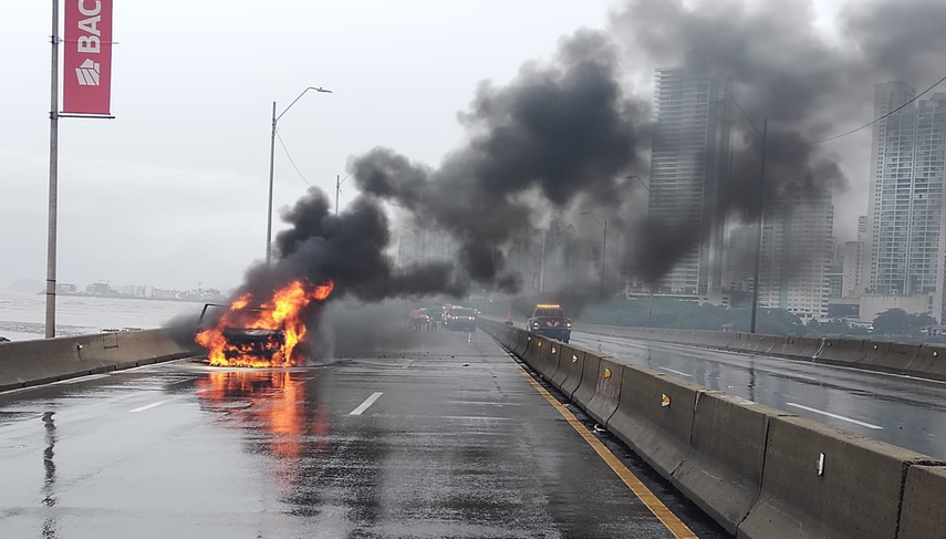 Se desconoce por qué surgió en incendio del auto en plena vía&nbsp;