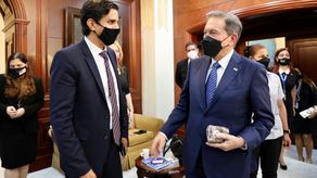 Daleep Singh, viceconsejero de Seguridad Nacional para la Economía Internacional de Estados Unidos junto al presidente de Panamá, Laurentino Cortizo.