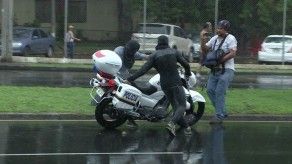 Encapuchados se apoderan de una moto de la PN en medio de protesta estudiantil Encapuchados se apoderan de una moto de la PN en medio de protesta estudiantil