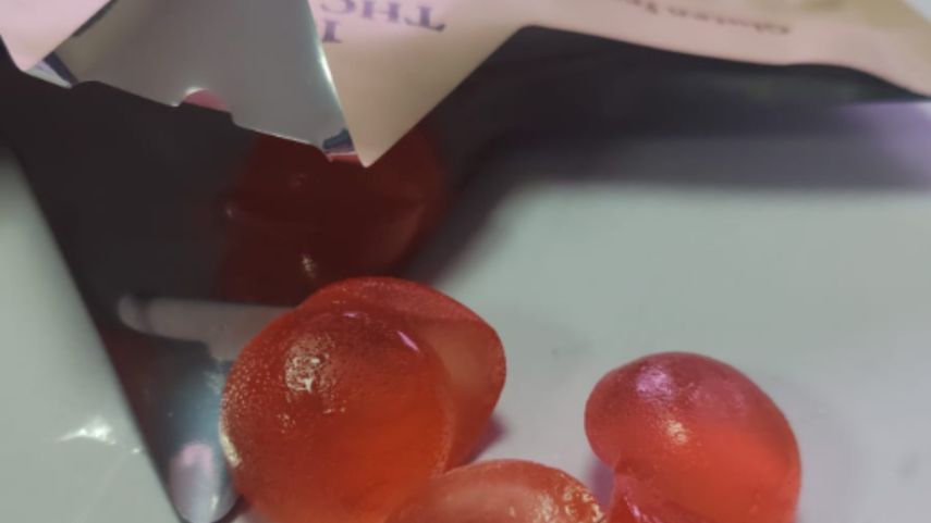 Detectan paquete con presunta marihuana y gomitas