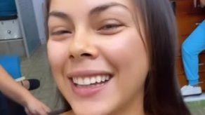 Doralis Mela muestra chancletas que remendó y asegura que son sus preferidas