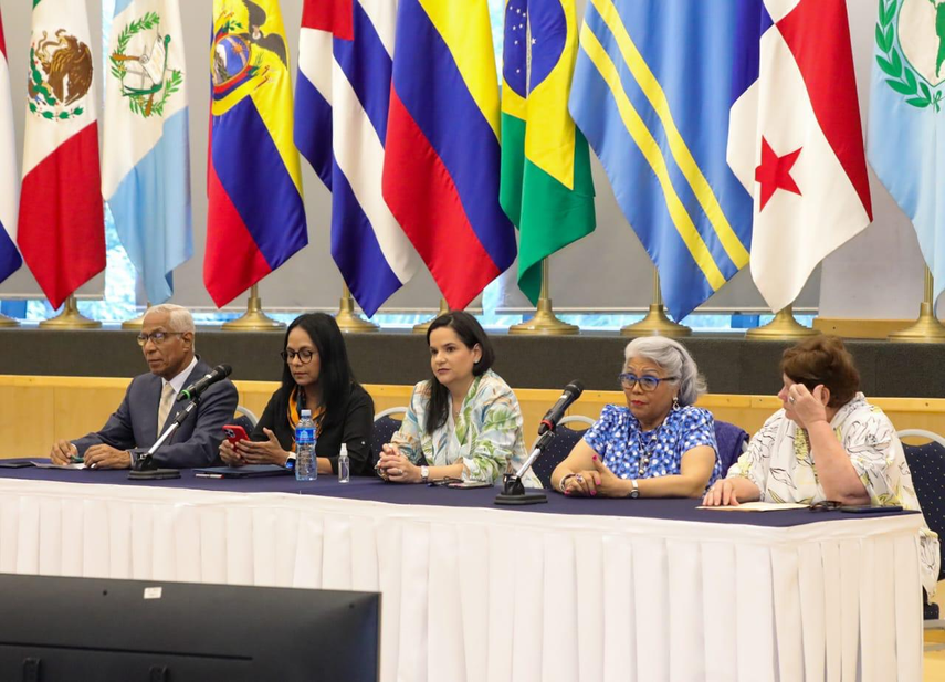 MIDES presenta nueva política para adultos mayores. MIDES presenta nueva política para adultos mayores.