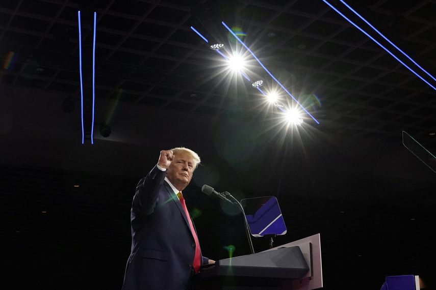 Trump viajaba con asesores