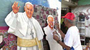 Un abuelo panameño pinta figuras gigantes del papa y camisetas con su cara Un abuelo panameño pinta figuras gigantes del papa y camisetas con su cara