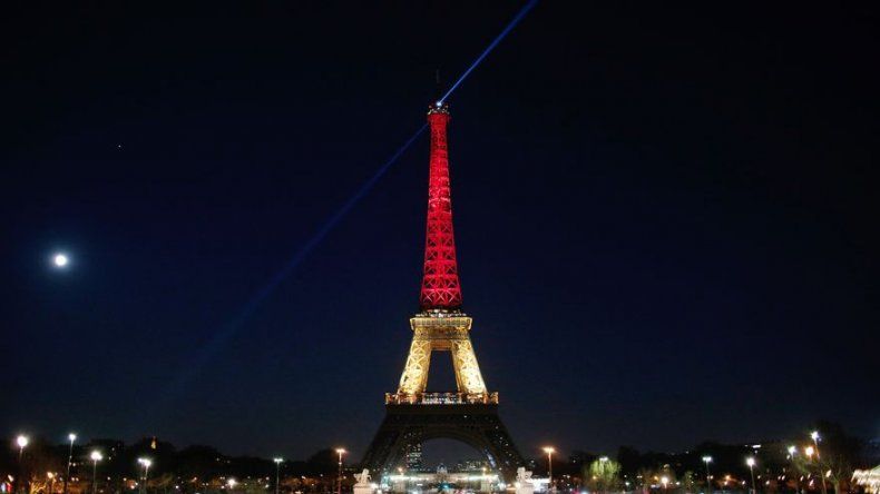 Monumentos europeos se iluminan de colores belgas