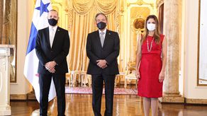 Itai Bardov, embajador del Estado de Israel, junto al presidente de Panamá, Laurentino Cortizo, y la canciller Erika Mouynes.