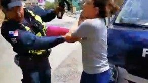 Mujer agrede a policía y él le rocía gas pimienta Mujer agrede a policía y él le rocía gas pimienta