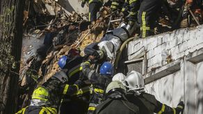 En Dnipro, en el sur del país, una instalación de energía fue alcanzada dos veces y sufrió daños graves, explicó el director adjunto de la oficina presidencial ucraniana, Kyrylo Tymoshenko, said.