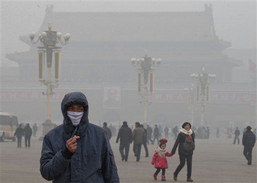 La contaminación en China obliga a cancelar vuelos y cerrar autopistas