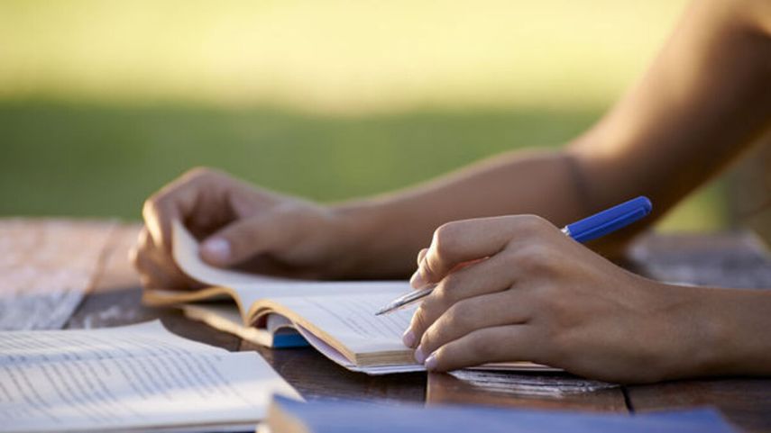 Las becas están dirigidas a estudiantes graduandos de escuelas oficiales y particulares.