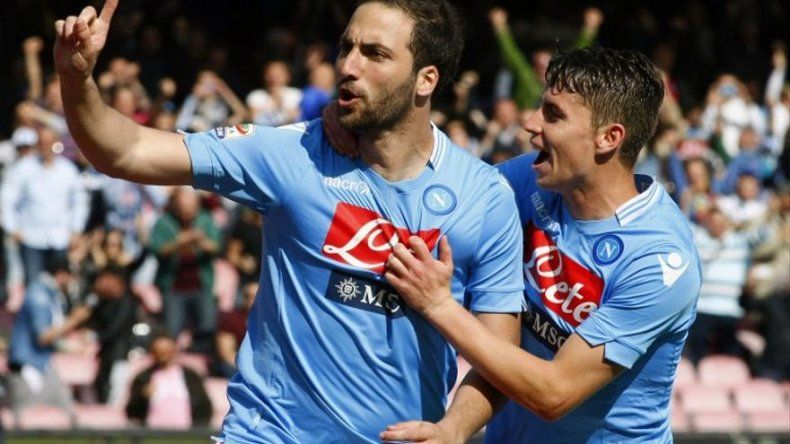 Nápoles gana 4-2 al Lazio con un triplete del argentino Higuaín
