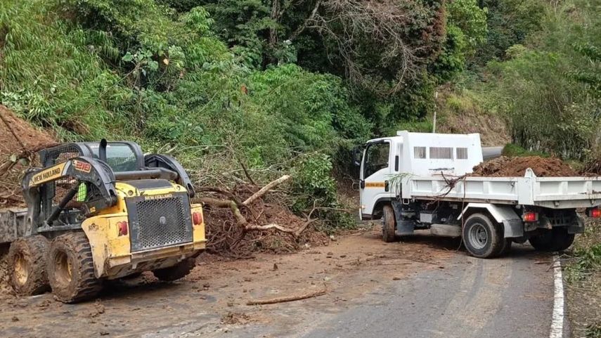 Realizan remoción de tierra tras un derrumbe en la vía Río Sereno-Volcán