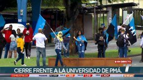 Estudiantes y trabajadores de la Universidad de Panamá cierran vía Transístmica