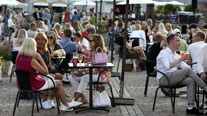 Foto de archivo de personas disfrutando de una tarde de verano en Finlandia.