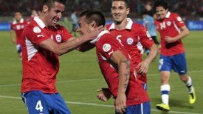 Chile vuelve a soñar con el Mundial tras vencer por 2-0 a Uruguay