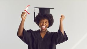 Graduación escolar: ¿Cómo colocar el birrete con el cabello rizado?