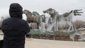 Bajas temperaturas congelan estatuas en México