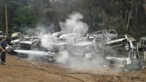 Incendio consume 60 vehículos en desuso en el depósito de la Acapol