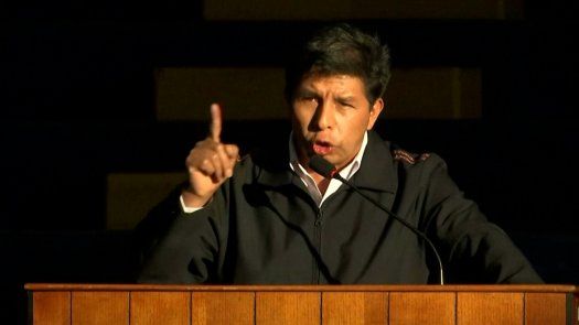 Presidente Castillo anuncia consulta sobre nueva Constitución en Perú