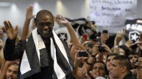 Miles de hinchas de Botafogo reciben a Seedorf en Brasil