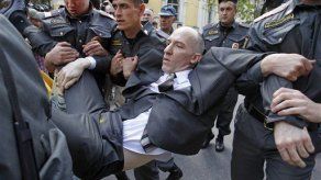 Rusia: Arrestan manifestantes en pro y contra derechos de gays