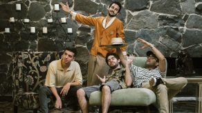 Entre Nos conformada por Robert Spratt (vocalista y cantautor) LuisFelipe (Guitarra y compositor), Ricardo Duque (Batería) y Aníbal Jiménez(Bajista).