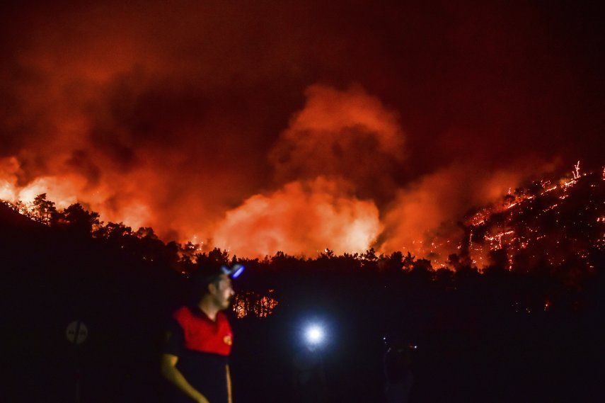 Hay incendios en seis lugares en Mugla